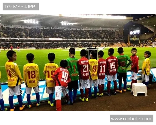 国足主帅亲赴基层选拔新人，现场引发围观