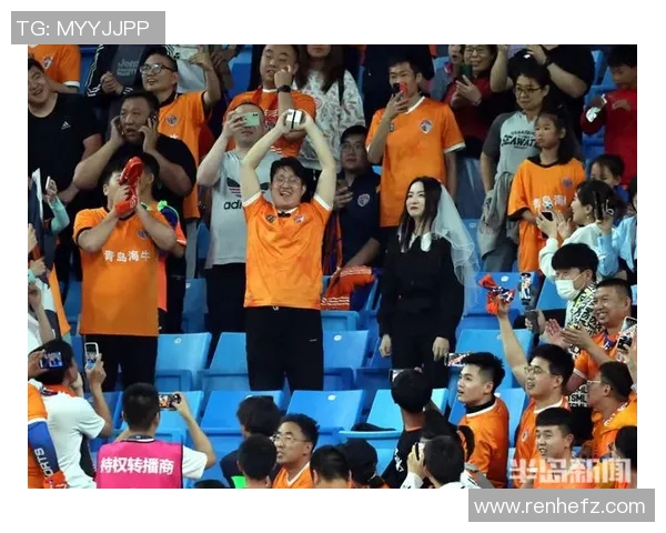 球迷比赛日浪漫求婚引全场轰动现场掌声雷动见证甜蜜瞬间